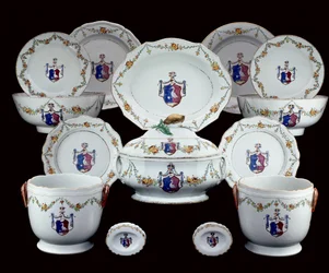 Een famille rose wapenservies beschilderd met de wapens van Tranefelt van Zweden
