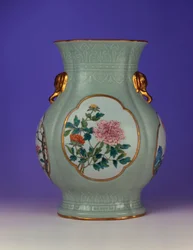 Een fijne en zeer zeldzame famille rose celadon-grond vaas met een vergulde omlijnde email van pruimenbloesem en rozen, een van de vier emails die de "Bloemen van de Vier Seizoenen" uitbeelden, 1735-1795