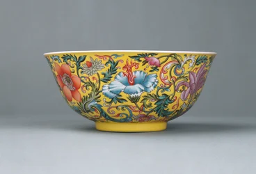 Een fijne famille rose geel-grond kom, 1821-1850