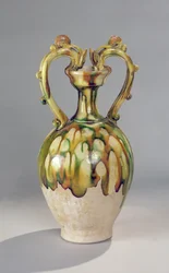 Amfoor met handvatten in de vorm van drakenkoppen met een driekleurige glazuur, Tang-dynastie, 618-907