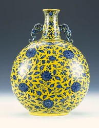 Een onderglazuur blauwe en gele geëmailleerde maanflacon met een pioenroos en lotuspatroon, c.1723-1735