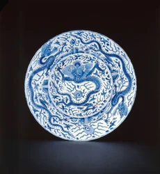 Blauw-witte schaal beschilderd met draken, Wanli of Chongzheng, 1600-35 (porselein)