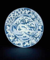 Blauw-witte schaal beschilderd met vissers in een rivierscène, Tianqi of Chongzheng, 1620-30 (porselein)