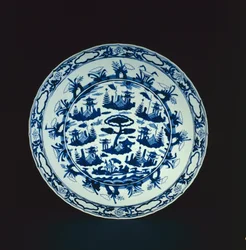 Blauw-witte schaal beschilderd met rotsachtige eilanden en paviljoens, Wanli of Tianqi, 1600-25