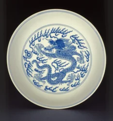 Blauw en wit porseleinen schotel beschilderd met een draak, Qianlong merk en periode, 1736-1795