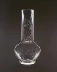 Fles gegraveerd met bamboe, lingzhi-schimmelplanten en rotsen, Qianlong-markering en periode, 1736-95 (glas)