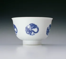 Kom, versierd met drakenmedaillons, Kangxi merk en periode 1662-1722