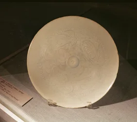 Kom met ingesneden bloemendecoratie, uit Nanchang, Jiangxi Provincie, Sung-dynastie, 12e-13e eeuw
