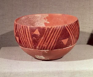 Kom met driehoekig patroon, uit Banpu, Jiangsu, 5e-4e millennium v.Chr. (klei)