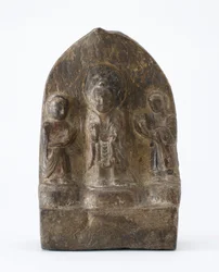 Boeddhistische tablet met drie staande figuren, Periode van de Verdeling, 536 AD