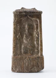Boeddhistische tablet in de vorm van een miniatuurschrijn, Periode van de Verdeling, ca. 520 AD