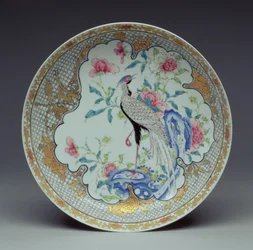 Schotel beschilderd met een langstaartige vogel, rotsen en bloemen, Yongzheng-periode, 1725-35