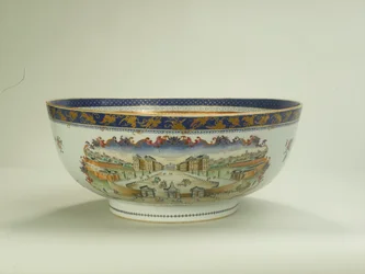 Famille rose punchkom met ovaal bladmotief dat het Foundling Hospital in de jaren 1750 afbeeldt, Qianlong Periode (1736-95) ca. 1790 (keramiek)