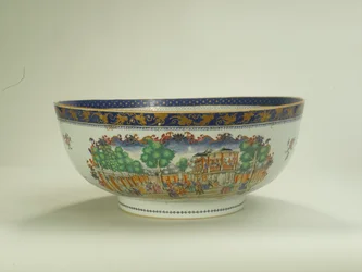 Famille rose punchkom met ovaal bladmotief dat de Grand Walk, Vauxhall Gardens in de jaren 1750 afbeeldt, Qianlong Periode (1736-95) ca. 1790 (keramiek)