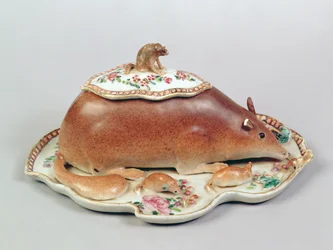 Famille rose sauskom en deksel gemodelleerd als een eekhoorn, Chien Lung periode (1736-95)