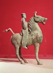 Man te paard, uit Wu-wei, Kansu, Oostelijke Han-dynastie (brons)
