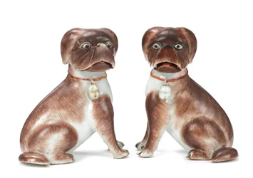 Paar Chinese exportfiguren van zittende mopshonden, Qianlong, 1736-95