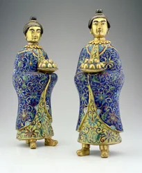 Paar vrouwelijke bedienden, Qianlong-periode, 1736-95 (cloisonne-email)