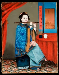 Portret van een hofdame zittend, in een blauwe mantel, fluitspelend, met een pijp en theekopje op een tafel naast haar, eind 19e eeuw
