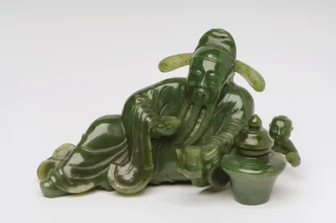 Liggende Chinese geleerde figuur (jade)