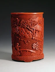 Rode gegoten penseelpot, met de beroemde kalligraaf Wang Hsi-chih (ca. 307-365 AD) zittend in zijn paviljoen, kijkend naar ganzen in een vijver en een jongen die een brug oversteekt, Ching dynastie, Qianlong