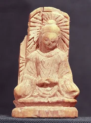 Zittende Boeddha in meditatie, uit Tumshuq (Xinjiang) 4e-5e eeuw