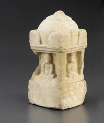 Kleine stupa, koepeldak en boeddhistische figuren in nissen op alle 4 gezichten, vierkant voetstuk, Periode van de Verdeling, 557-581