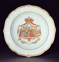 Soepbord versierd in goud en email met de wapens van Christian Auguste, Prins van Anhalt-Zerbst (1690-1747) en Johanna Elizabeth van Holstein-Gottorp (1712-60), ouders van Catharina de Grote
