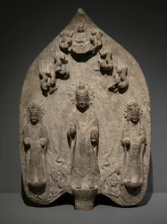 Votieve stele met een boeddhistische triade. Noord-China, Oostelijke Wei-dynastie