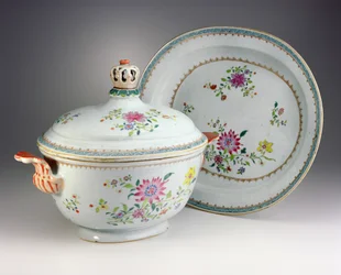 Terrine, deksel en standaard, Qianlong-periode, 1736-95