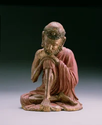 Rode lakfiguur van Sakyamuni, de stichter van het boeddhistische geloof, die uit de bergen komt, Yan-dynastie, 1280-1368 (hout & verguld)