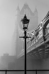 De Tower Bridge in de mist