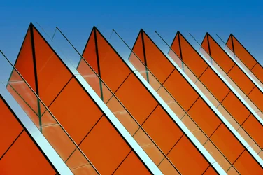 Oranje geometrische gevel