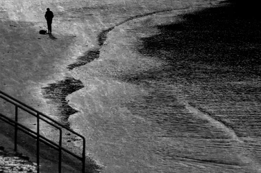 Figuur op een eenzaam strand