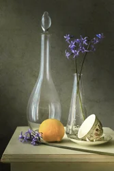 Paarse bloemen en glas