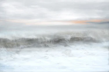 Mistige oceaangolven