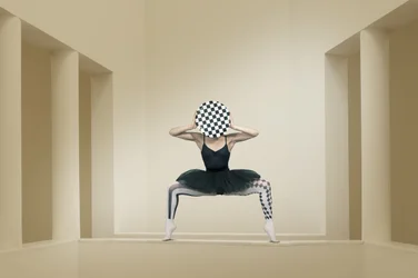 Ballerina met dambordpatroon