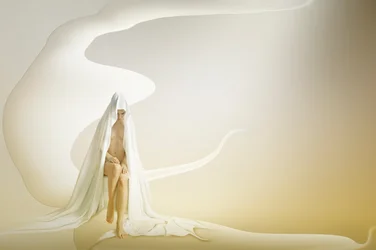 Contemplatieve gesluierde vrouw