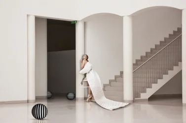 Elegante ballerina in een witte jurk
