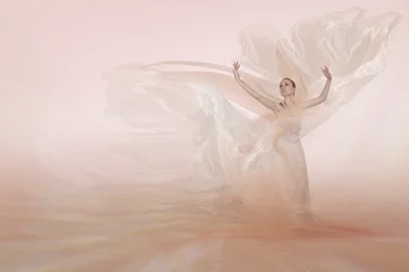 De beweging van de etherische danseres