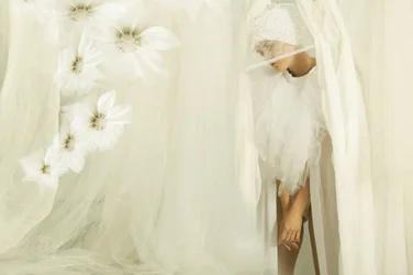 Etherische vrouw met witte bloemen