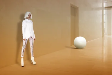 Futuristische vrouw in de gang
