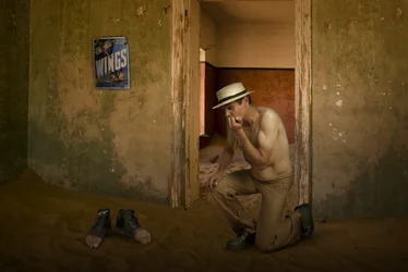 Man in een verlaten kamer