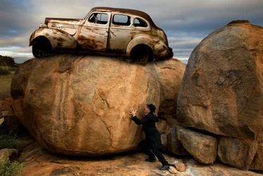 Man duwt auto in Boulder