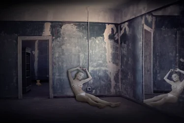 Weerspiegeling in een mysterieuze kamer
