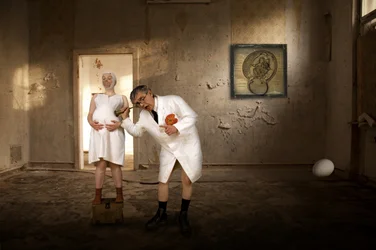 Het surrealistische onderzoek van de zwangere man