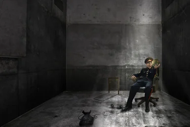 Geschokte agent in betonnen kamer