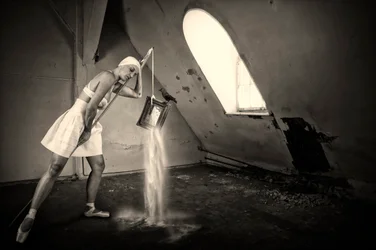 Surrealistische ballerina op zolder