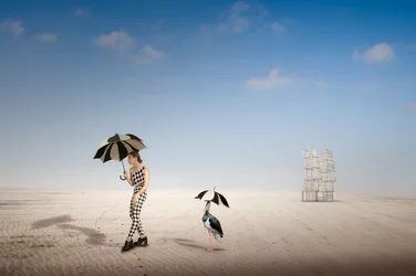 Surrealistische woestijnwandeling