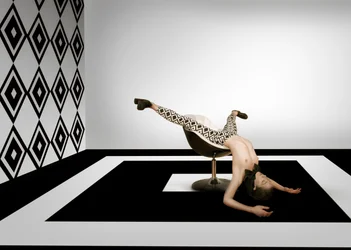 Surrealistische geometrische houding
